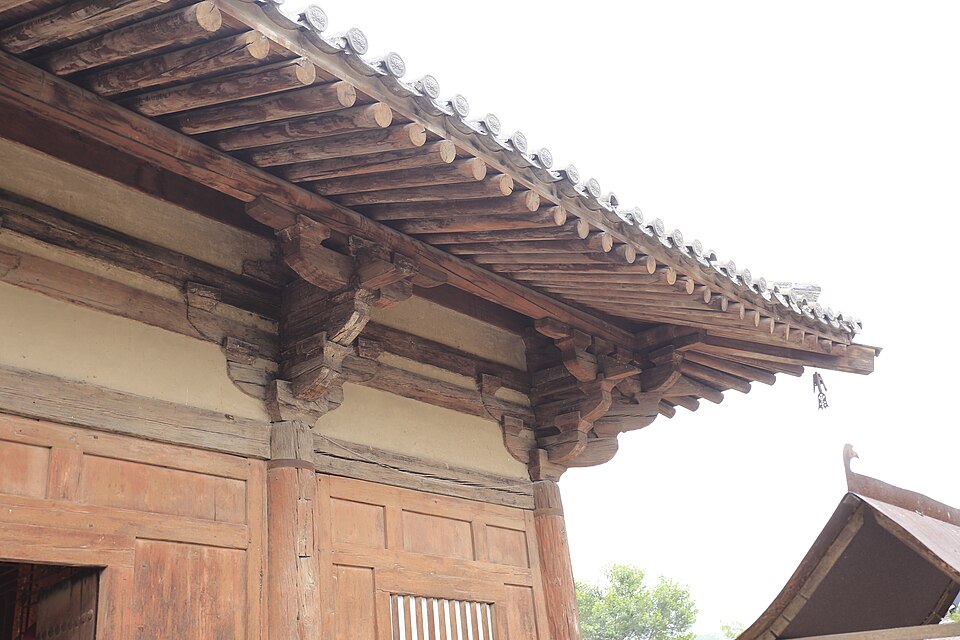 Bracket-set detail at the main hall of Nanchan Temple.